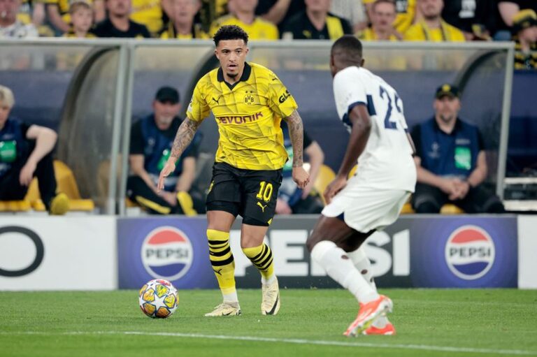 Jadon Sancho offers Manchester United legend transfer hint after starring for Dortmund